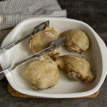 Смазываем маслом форму, выкладываем куски варёной курицы Смазываем маслом форму, выкладываем куски варёной курицы