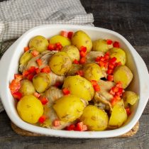Посыпаем мясо с картошкой кубиками перца Посыпаем мясо с картошкой кубиками перца