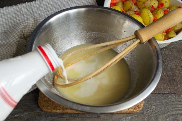 Наливаем в соус сливки, перемешиваем, пробуем и солим по вкусу Наливаем в соус сливки, перемешиваем, пробуем и солим по вкусу