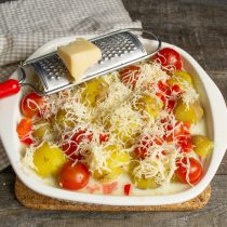 Посыпаем блюдо тёртым сыром Посыпаем блюдо тёртым сыром