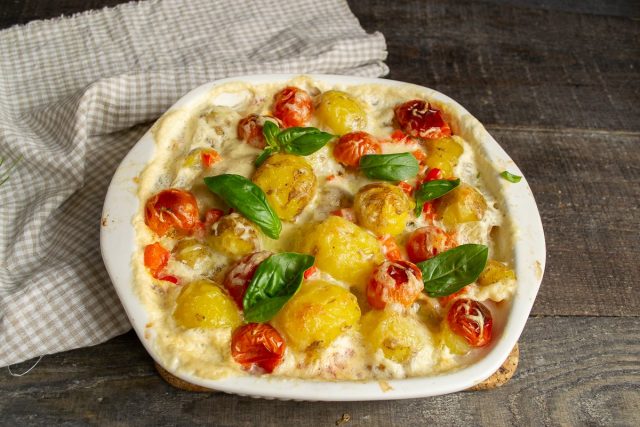 Аппетитная курица с картошкой в духовке под белым соусом готова Аппетитная курица с картошкой в духовке под белым соусом готова