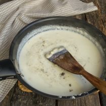 Растираем сливки с масляно-мучной смесью, солим и перчим. Нагреваем до кипения и готовим 3 минуты Растираем сливки с масляно-мучной смесью, солим и перчим. Нагреваем до кипения и готовим 3 минуты
