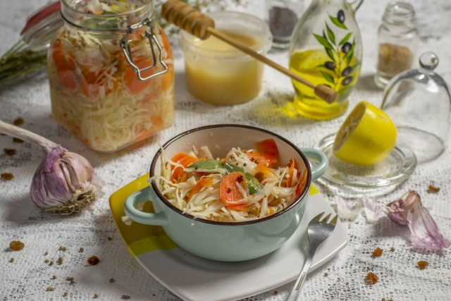 Быстрая маринованная капуста с мёдом и изюмом Быстрая маринованная капуста с мёдом и изюмом