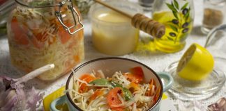 Быстрая маринованная капуста с мёдом и изюмом