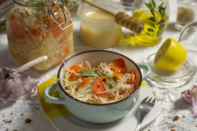 Быстрая маринованная капуста с мёдом и изюмом
