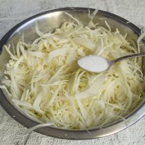 Посыпаем капусту чайной ложкой крупной соли, разминаем руками Посыпаем капусту чайной ложкой крупной соли, разминаем руками