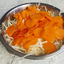 Добавляем нарезанную морковку к капусте