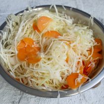 Перемешиваем овощи руками Перемешиваем овощи руками