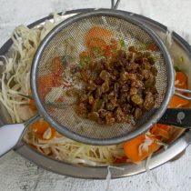 Добавляем промытый изюм и всё тщательно перемешиваем Добавляем промытый изюм и всё тщательно перемешиваем