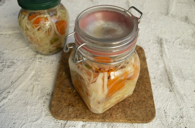 Быстрая маринованная капуста с мёдом и изюмом готова Быстрая маринованная капуста с мёдом и изюмом готова
