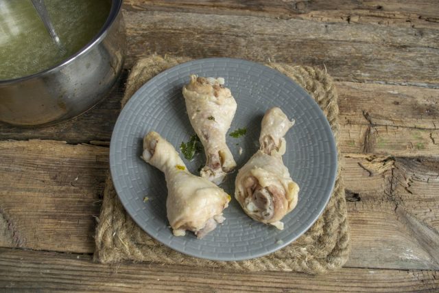 Из готового бульона достаём курицу, бульон процеживаем Из готового бульона достаём курицу, бульон процеживаем
