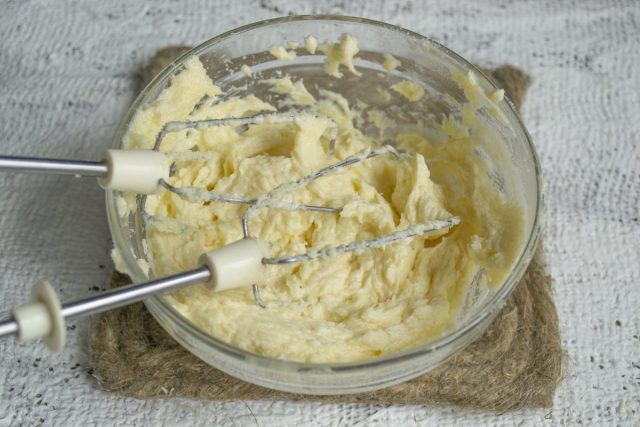 Взбиваем масло с сахаром и яйцами Взбиваем масло с сахаром и яйцами