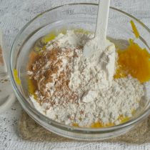 Насыпаем в миску молотую корицу, на мелкой тёрке натираем мускатный орех Насыпаем в миску молотую корицу, на мелкой тёрке натираем мускатный орех