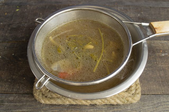 Оставляем готовое мясо в бульоне на 10-15 минут и процеживаем бульон Оставляем готовое мясо в бульоне на 10-15 минут и процеживаем бульон