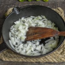 Обжариваем лук Обжариваем лук