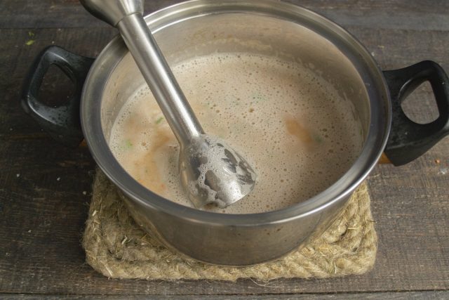 Измельчаем суп погружным блендером