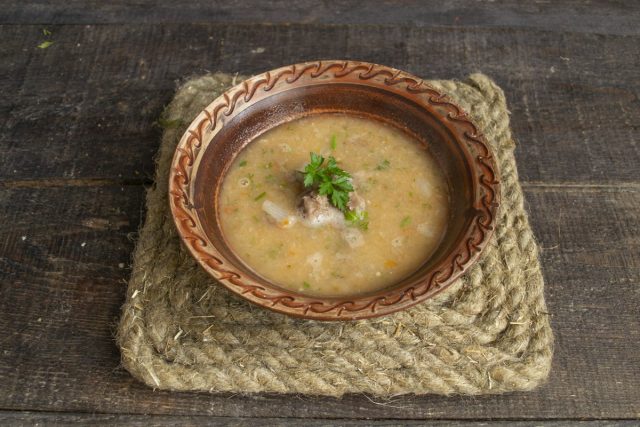 Простой суп из белой фасоли с говядиной готов