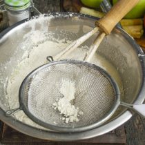 Муку, пекарский порошок и соду просеиваем, добавляем к жидким ингредиентам и перемешиваем Муку, пекарский порошок и соду просеиваем, добавляем к жидким ингредиентам и перемешиваем