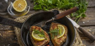 Сочный стейк из тунца на сковороде в панировке - Рецепты Сочный стейк из тунца на сковороде в панировке