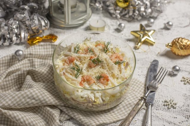 Слоеный салат «Афродита» с кальмарами, креветками и курицей