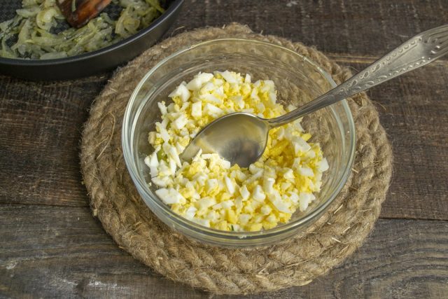 Отвариваем и измельчаем куриные яйца Отвариваем и измельчаем куриные яйца