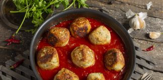 Большие куриные фрикадельки в томатном соусе по-итальянски - Рецепты Большие куриные фрикадельки в томатном соусе по-итальянски