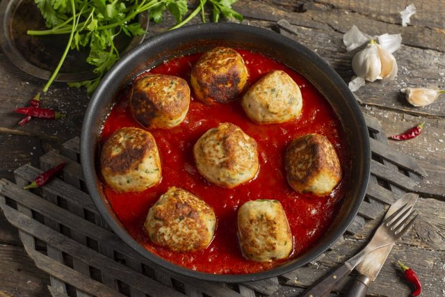 Большие куриные фрикадельки в томатном соусе по-итальянски