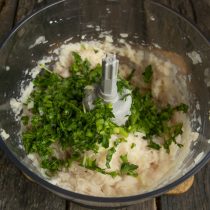 Добавляем петрушку к куриному мясу Добавляем петрушку к куриному мясу