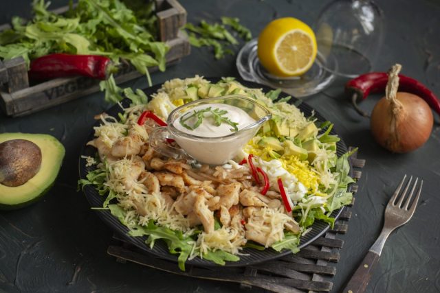 Кобб салат, или неперемешанный салат, с курицей и рукколой