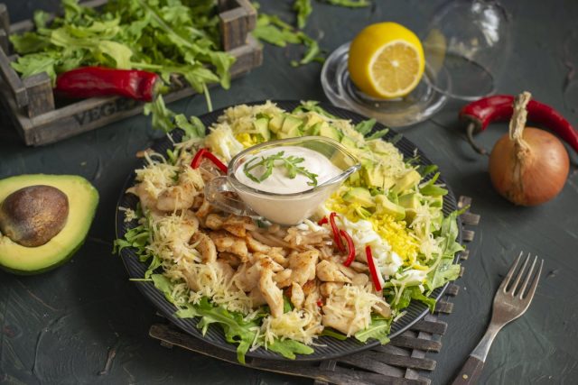 Кобб салат, или неперемешанный салат с курицей и рукколой