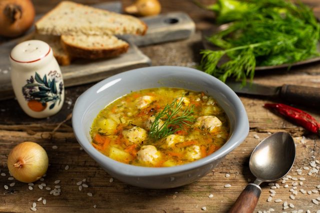 Куриный суп с рисом и фрикадельками на домашнем бульоне Куриный суп с рисом и фрикадельками на домашнем бульоне