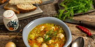 Куриный суп с рисом и фрикадельками на домашнем бульоне