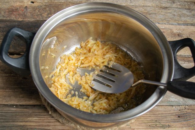 Обжариваем нарезанный лук в разогретом масле, добавляем специи по вкусу, перчим Обжариваем нарезанный лук в разогретом масле, добавляем специи по вкусу, перчим