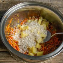 Добавляем к обжаренным овощам нарезанный картофель и круглый рис
