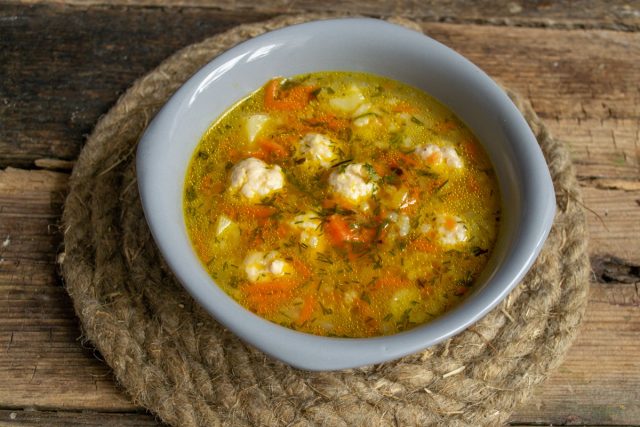 Куриный суп с рисом и фрикадельками на домашнем бульоне готов Куриный суп с рисом и фрикадельками на домашнем бульоне готов