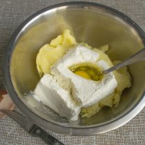 Разбиваем в миску крупное куриное яйцо Разбиваем в миску крупное куриное яйцо