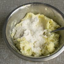 Насыпаем пшеничную муку Насыпаем пшеничную муку