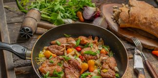 Пикантная жареная свинина с луком и черри - Рецепты Пикантная жареная свинина с луком и черри