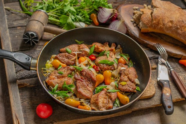 Пикантная жареная свинина с луком и черри