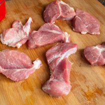 Нарезаем свинину и обсушиваем куски бумажным полотенцем Нарезаем свинину и обсушиваем куски бумажным полотенцем