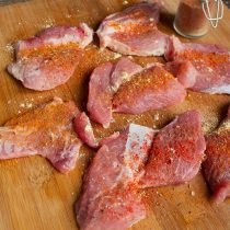 Втираем специи, после чего поливаем мясо оливковым маслом, перемешиваем Втираем специи, после чего поливаем мясо оливковым маслом, перемешиваем