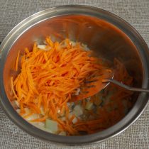 Добавляем морковь к луку и обжариваем вместе с ним ещё 5 минут