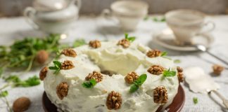 Простой морковный торт с грецкими орехами