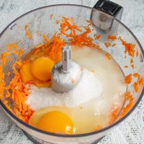 Разбиваем в чашу крупные куриные яйца, насыпаем щепотку соли Разбиваем в чашу крупные куриные яйца, насыпаем щепотку соли