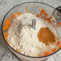 Насыпаем муку, молотую корицу и разрыхлитель теста Насыпаем муку, молотую корицу и разрыхлитель теста