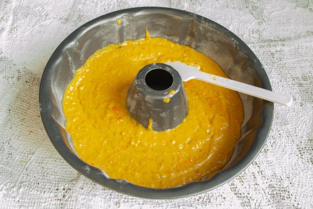 Смазываем кексовую форму мягким сливочным маслом и посыпаем мукой, выливаем тесто