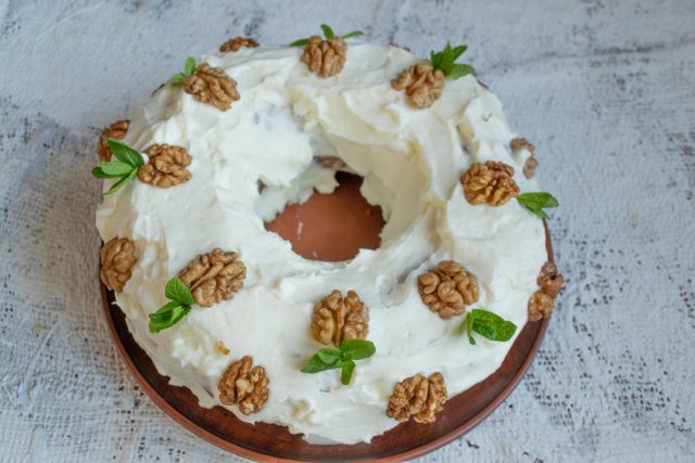 Украшаем морковный торт орешками и ставим в холодильник. Готово! Украшаем морковный торт орешками и ставим в холодильник. Готово!