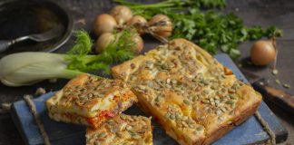 Простой рыбный пирог со скумбрией и картошкой
