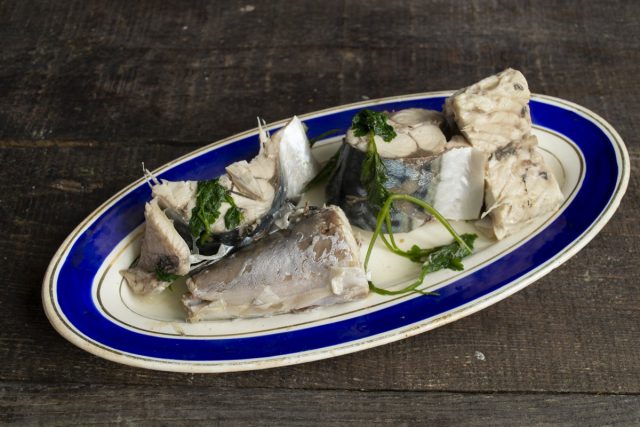 Разделываем рыбу, отвариваем и отделяем мясо от костей Разделываем рыбу, отвариваем и отделяем мясо от костей