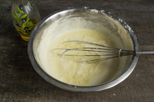 Замешиваем жидкое тесто, добавляем оливковое или растопленное сливочное масло, ещё раз перемешиваем